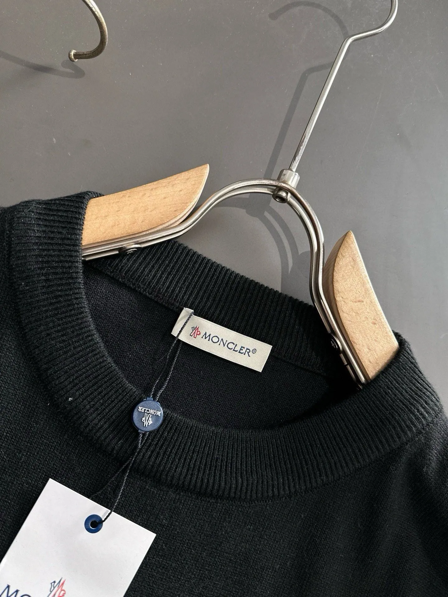 P110，〖 𝐌𝐎𝐍𝐂𝐋𝐄𝐑~ 〗💥 New Arrival ～ Classic 。 ， ， ， ， ， 。 ， Versatile Hot Sale✨✨ ！ ！ ：Black White Size：M L XL XXL 3XL( 200 )